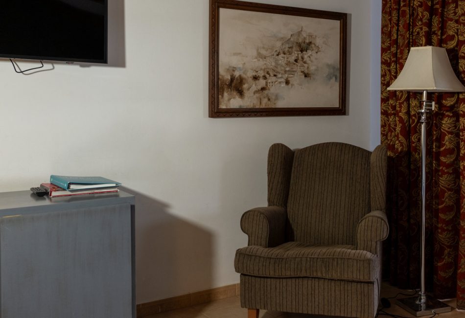 habitacion de hotel con mobiliario tradicional