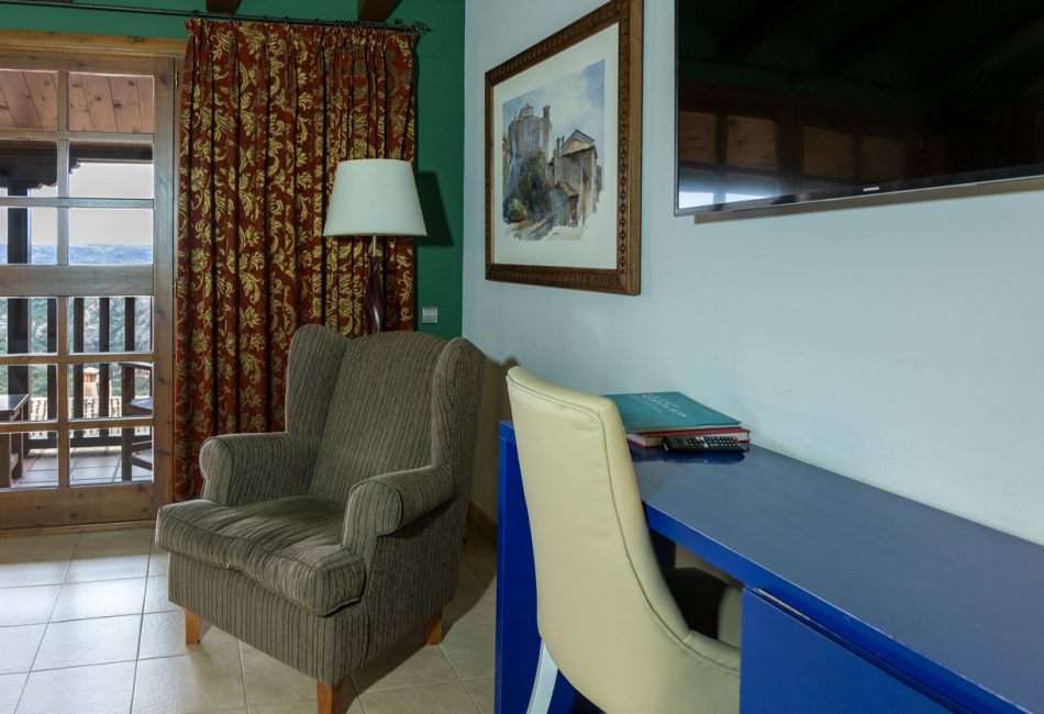 habitacion de hotel con terraza privada