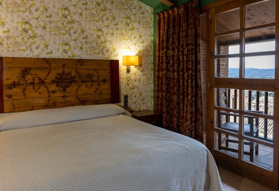 hotel con terraza en alquezar